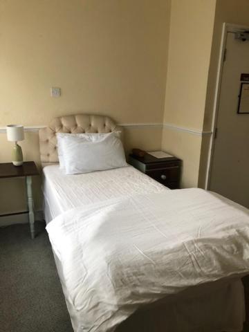 Baker Arms Hotel Хертфорд Екстериор снимка